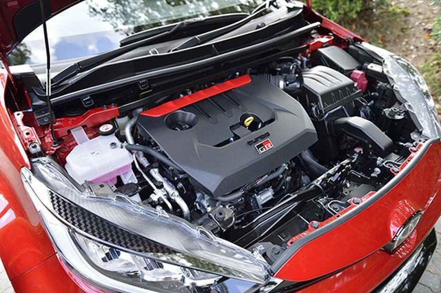 画像: 試乗車を停車して真っ先にしたのがエンジンルームを開けたこと。タワーバーが確認できます。 タワーバーだけで今井さんとカメラマンさんは10分ほど談義してらっしゃいました(笑)