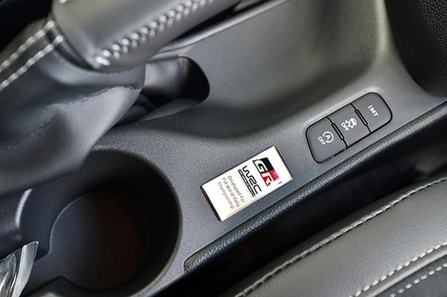 画像: 車内外にはGRのエンブレムが至るところに!