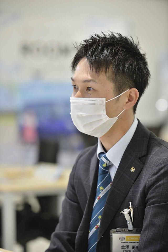 画像: 今回お話を聞いたのはトヨタカローラ南海 羽曳野店アドバイザーの金澤さんです。ガチャピン、ムックのネクタイが可愛らしいんですよ♪