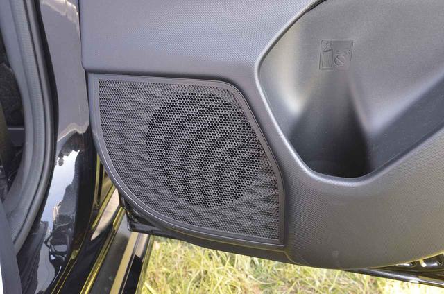 画像: スピーカーも6箇所搭載されて車内を豊かなサウンドが包み込みます♪