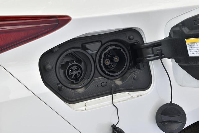 画像: 家庭用の100V、そして200Vに対応した給電口はこちらに!