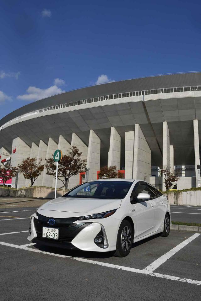 画像: なめるようにもう一枚!今回試乗したプリウスPHVのグレードは以下のとおりです。 プリウスPHV グレード:A ボディカラー:070ホワイトパールクリスタルシャイン メーカーオプション:アクセサリーコンセント、ETC2.0
