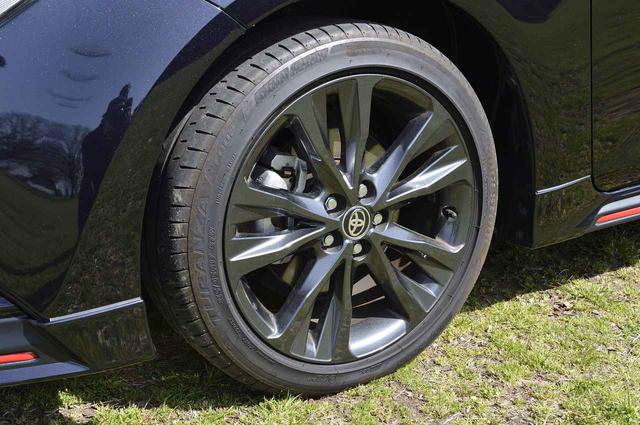 画像: こちらはW×Bグレードにに装着される215/45R17タイヤ&17×7 1/2Jアルミホイール。