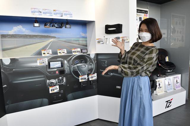 画像: 展示コーナーも。ドライブレコーダーは実物のユニットも展示しています。