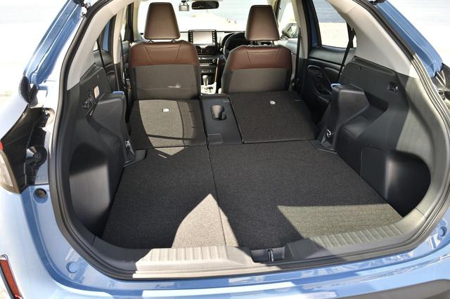 画像: 4:2:4分割のバックシートは後部座席に乗車したまま長物も詰めるので、サーフィンやスノボにもピッタリ。