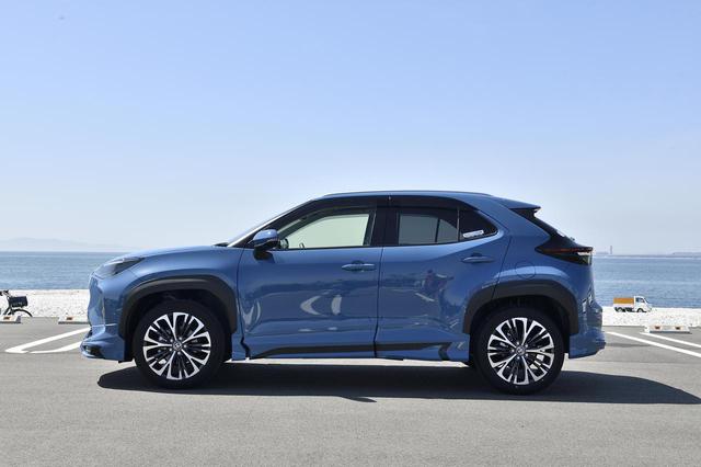 画像: 真横から。HYBRID Zグレードはアルミホイールを装着。足元がギュッと締まります。