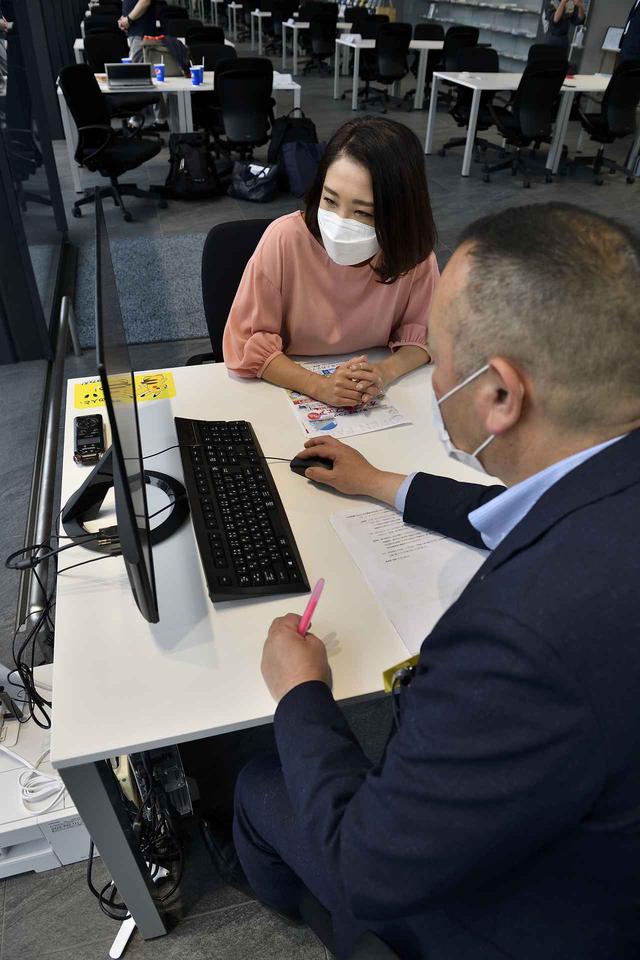 画像: お店では実車展示の他にもGazooを使いながら他店舗にある車両を調べることもできるんです!