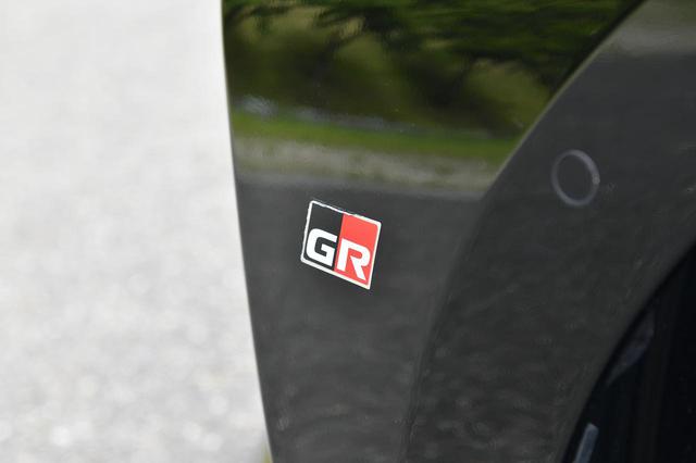 画像: ババん!ボディの4隅に貼られたこのテープは「GRディスチャージテープ」!ボディへの帯電を取り除き、車両本来の性能を引き出してくれるんです。ちょっとだけGRヤリス気分も味わえます!