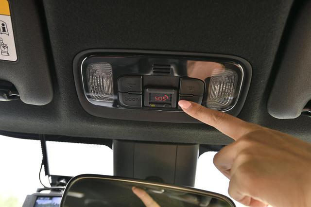 画像: 突然の事故や急病時に。専門のオペレーターと通話ができるSOSボタン!緊急車両の手配など状況に応じて専門オペレーターがフォローしてくれる機能!