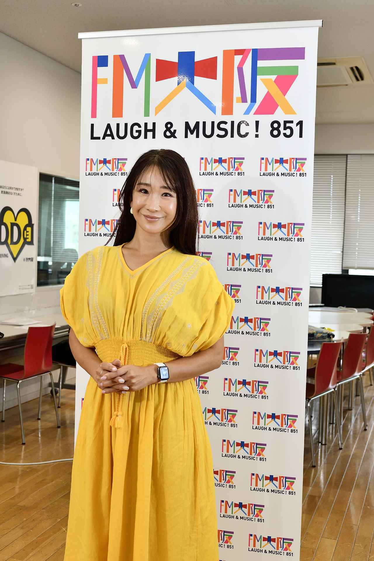 画像: そういえばこの背景で撮ったことないかも！と今井さんにも撮影に参加して頂きました♪