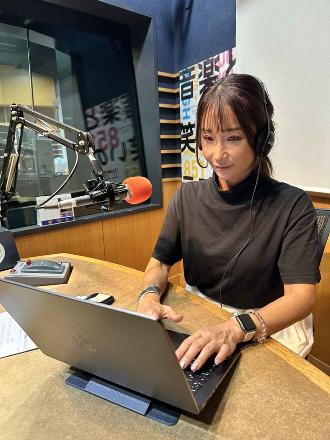 画像: 10月の収録時の今井さん♪原稿のチェックや調べ物に余念がありません!