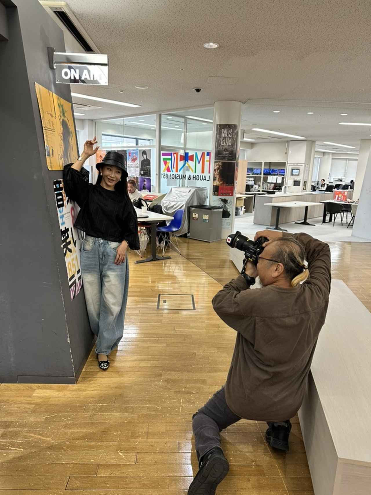 画像: 撮影の合間のワンカット。ラジオっぽい写真を撮っております♪