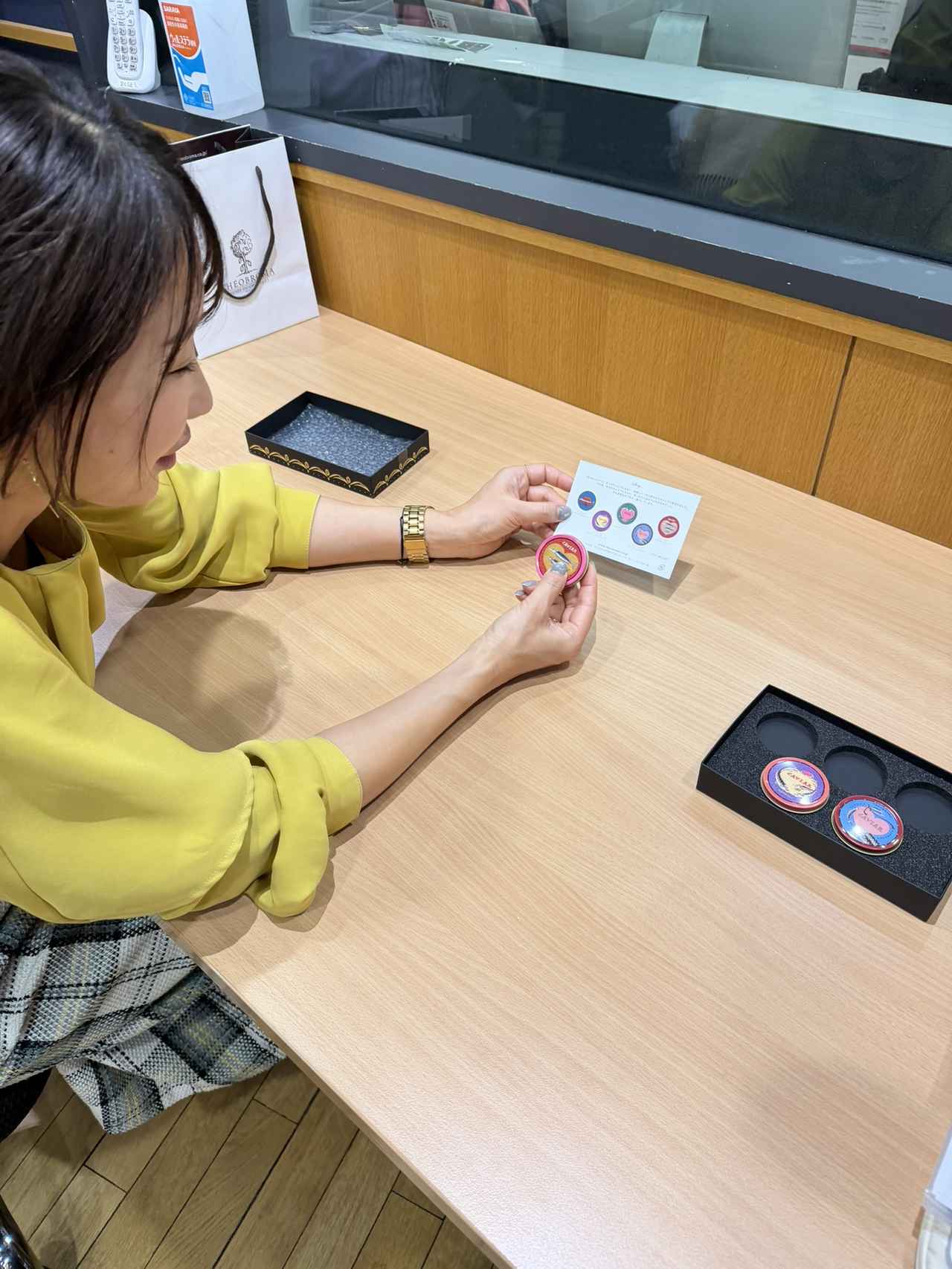 画像: 友チョコ分配中の今井さん♪