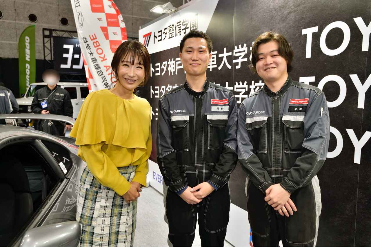 画像: エキスパートエンジニア科1期生の北野さん(右)と同じくエキスパートエンジニア科2期生の岡村さん(真ん中)