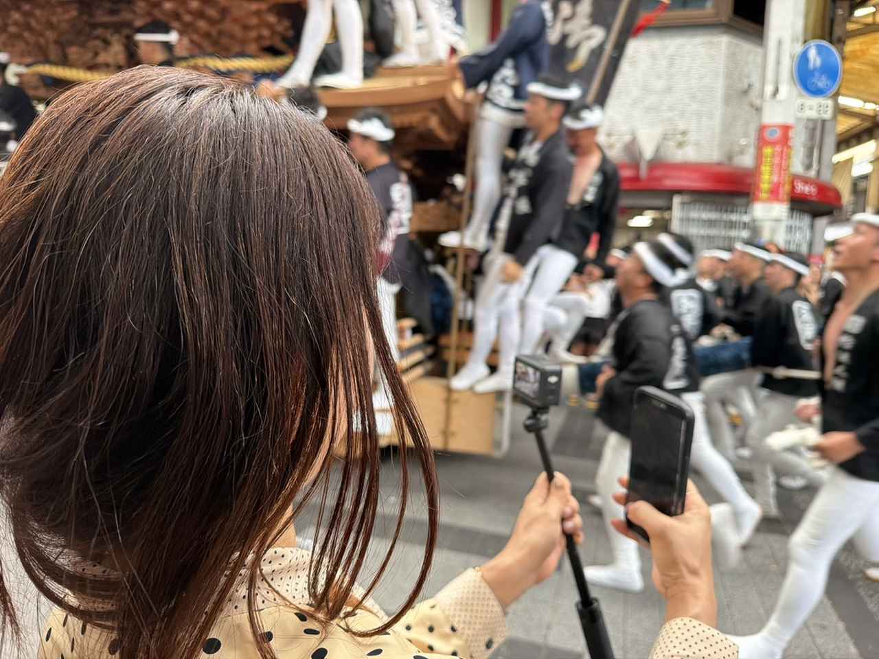 画像: アーケードの中を猛スピードで駆け抜けるだんじりの迫力に圧倒されます。