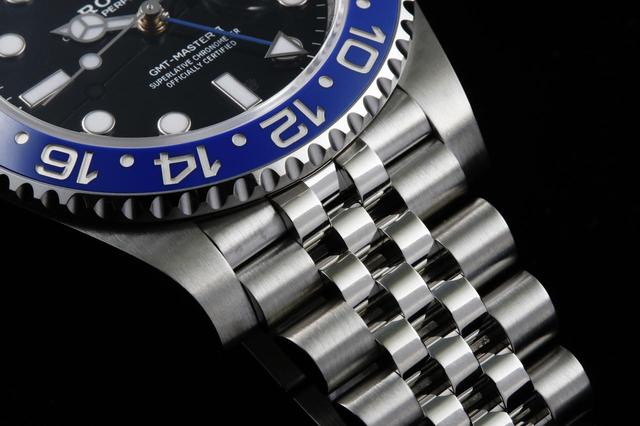 画像: ジュビリーブレスレットは最先端のハイテク技術と人間の目による照査により、完璧な美しさが保証されている