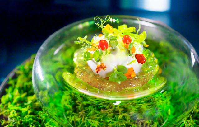 画像: フルーツトマトのジュレ、タルタルに豆腐とクリームチーズ エスプーマ仕立て