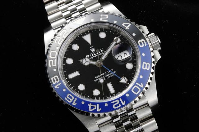 画像: 青黒ベゼル(通称バットマン)と5連リンクのジュビリーブレスレットが最新モデルの証
