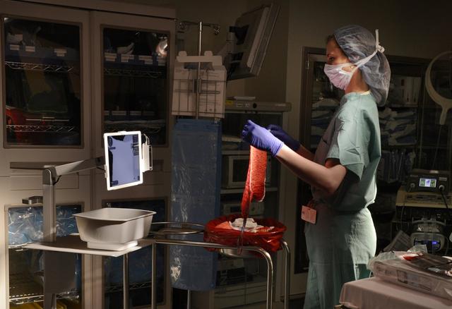 画像: ガーゼにできた血のシミの形をみて血液の量を測るGauss Surgical社のTriton Sponge www.gausssurgical.com