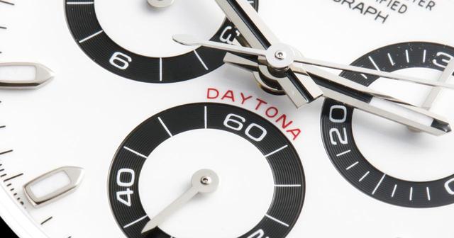 画像: 文字盤中央に配置された「DAYTONA」の赤がアクセントとして見事に融合