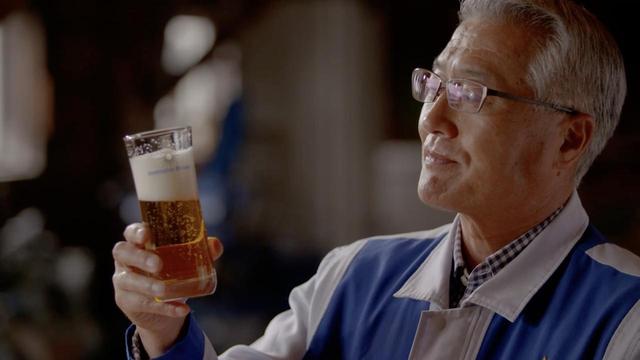 画像: 元サッポロビール株式会社 バイオ研究開発部 北海道原料研究センターの新井康則 氏。 ソラチエース誕生前から携わった男。出来栄えに納得の表情を見せる。 www.sapporobeer.jp