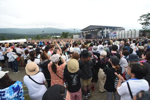 画像2: 有名アーティストが多数出演!一体感が味わえるライブステージ