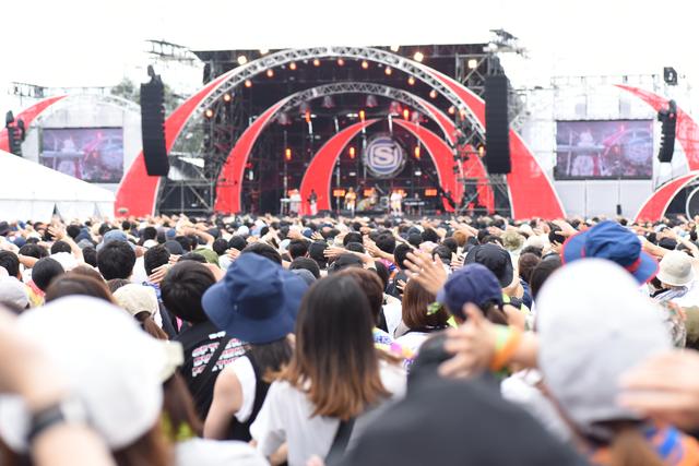 画像1: 有名アーティストが多数出演!一体感が味わえるライブステージ