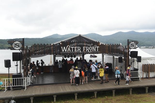 画像1: 富士山と湖畔が一番近いBARが出現
