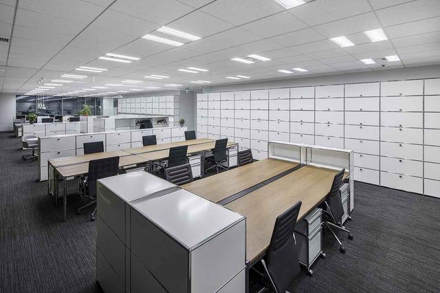 画像: ショールーム内にはライブオフィスとして、同社スタッフが働くオフィスも隣接。こちらはUSMハラーの家具でまとめらている