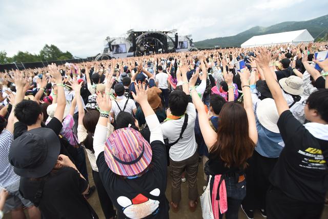 画像1: 山あり、湖あり、大自然に囲まれたロケーションで音楽を満喫
