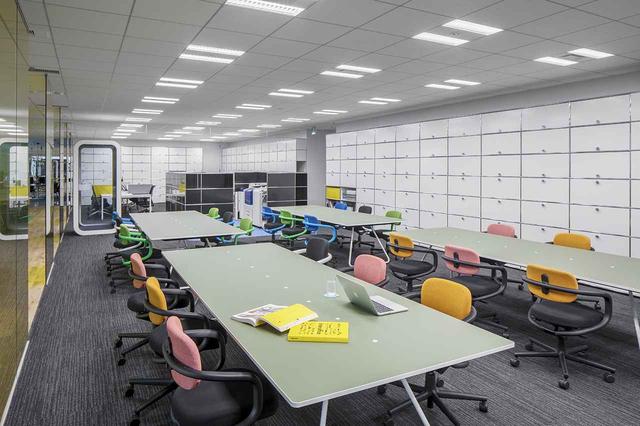 画像: 取り扱い家具を実際に活用しているためイメージも湧きやすい。こちらは同社と株式会社イトーキの協業ブランド「i+」のデスクを使用