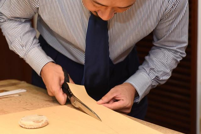 画像: 製作はすべて手作業で行われる。もちろん型紙作りだけでなく、生地の裁断から縫製も職人の手によるもの。これがビスポークテーラーの仕事である