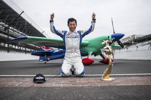 画像: 優勝者にのみ許されるインデアナポリス(サーキット)のレンガへのキス。©Joerg Mitter / Red Bull Content Pool