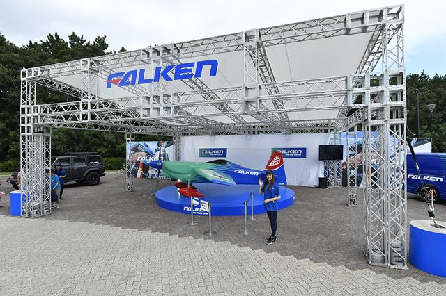 画像: スポンサーのファルケンブースには室屋選手の機体のレプリカが展示されていた。