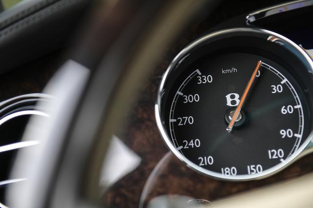 画像: 「余談」の中の余談。3000万円オーバーの車はやっぱり特別だ。