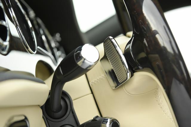 画像: パドルシフトの裏側にも、滑りにくいローレット加工がしっかり施されている。見えないところに、細かな気配りが窺える。