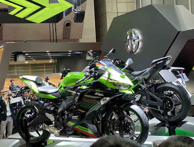 画像: 同時に発表されたNinja ZX-25R(ワールドプレミア/参考出品)。 250cc クラスのラインナップでは、2019年10月現在では唯一となる並列 4気筒エンジン(スムーズで滑らかな回転フィーリングを持つ、新開発の 249㎤ 水冷 4ストローク並列 4 気筒 DOHC4 バルブエンジン)を搭載したスーパースポーツモデル。