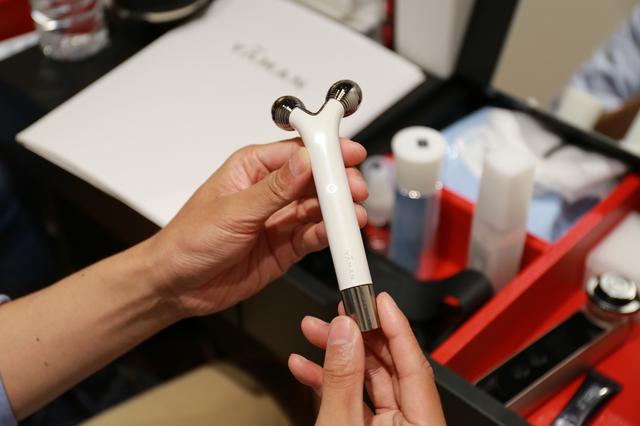 画像: 下部のダイヤルスイッチを押し込むことで電源ON。スイッチを回せば刺激の強さを調整できる
