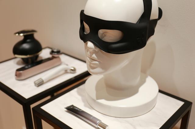 画像: ウエアラブルEMS美顔器「メディリフト アイ」、美容液「メディリフト アイセラム」