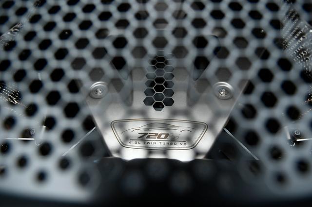 画像: リアのエンジンフード下に、さりげなく覗いている4L V8ツインターボエンジン。770Nmという最大トルクはもちろん凄いが、街乗り領域からの淀みなくスムーズな吹け上がり感と、それに伴うトルクフィールのリニア感、滑らかさが素晴らしい。