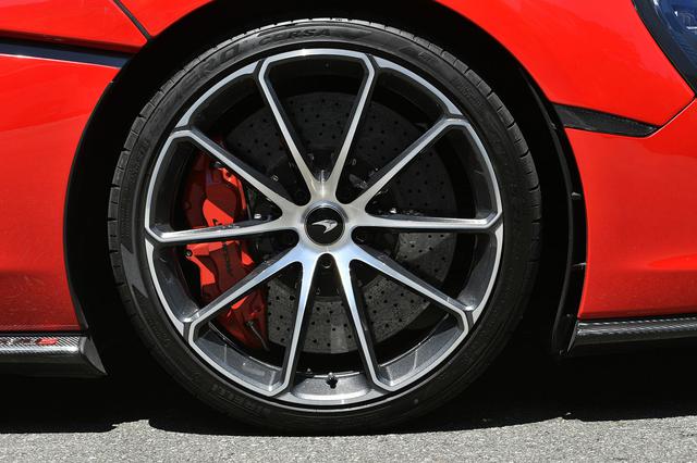 画像: オプションのダイヤモンドカット仕様軽量鍛造ホイールにタイヤはPゼロコルサを装着。カーボンセラミックブレーキは標準仕様。