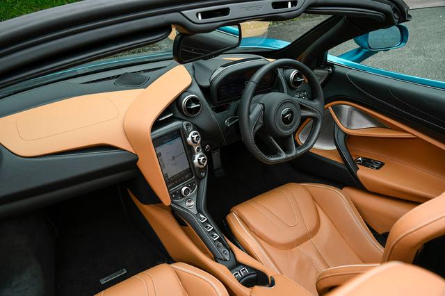 画像: 新しい時代のスーパースポーツモデルにふさわしい、先進性と上質感を漂わせるインターフェイス。インパネセンターには、タブレットライクな操作性を持つ「セントラルインフォテインメントスクリーン」が装備されている。
