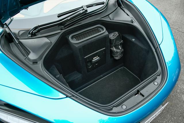 画像: フロントフードの下には、想像以上に深くて使い勝手の良さそうなラゲッジスペースが。1泊×2人分なら楽勝。