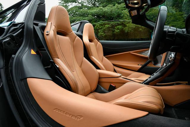 画像: 機械加工されたアルミニウム、最高品質のレザー、カーボンファイバー製トリムなど、軽量化と上質感を徹底追求。
