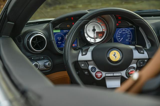 画像: パドルシフトやマネッティーノのドライブセレクター、ライト類やワイパーの制御に至るまで、ステアリングまわりに操作系が集約されている。F1ライクな機能美は、ドライブの緊張感を緩和するとともに気分をしっかり盛り上げてくれる。
