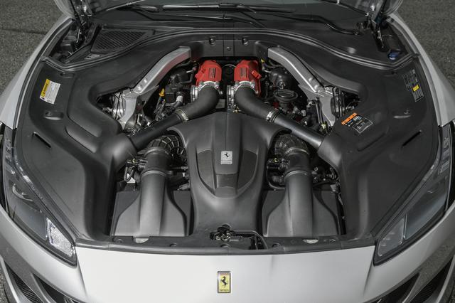 画像: バンク角90度の3.9L・V型8気筒ツインターボエンジンをフロントに搭載、後輪を駆動する。みんな大好きFRで600psの最高出力と760Nmの最大トルクを二輪でしっかり御するのだから、そのマネジメントの巧みさには脱帽。