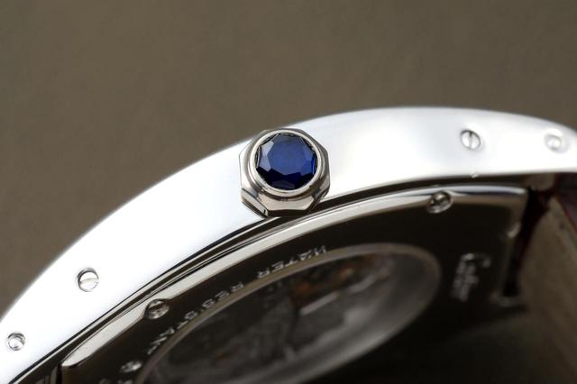 画像: カルティエ時計の定番であるリューズの宝石。こちらはサファイヤを使用