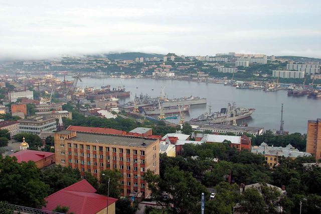 画像: ウラジオストクはロシア連邦の沿海地方、その南東端に位置する極東最大の都市。人口は約70万人。現在もロシア太平洋艦隊の司令部が置かれ、重要な軍港都市でもある。