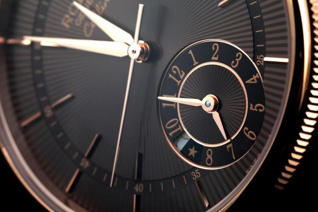 画像: スモールセコンドのようなGMT機能。9時位置にはデイ・ナイト表示もある