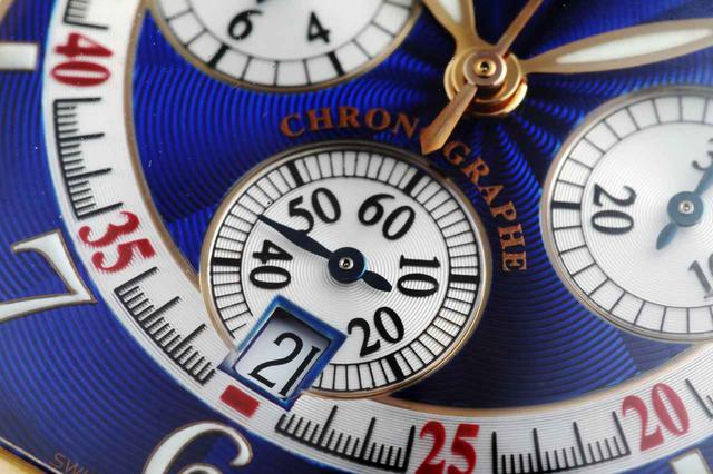 画像: 6時位置にあるスモールセコンド内のデイト表示。スモールセコンド内にも細かい彫りが施されており、完璧を求めるフランク ミュラーの思想がここにも表れている